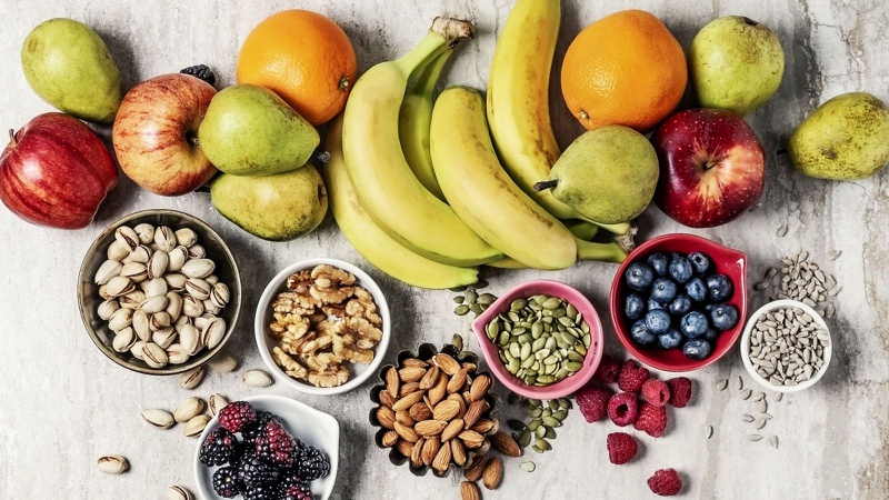 Ăn nhiều trái cây tươi và các loại rau lá xanh đậm để bổ sung vitamin, khoáng chất và các chất chống oxy hóa giúp phòng ngừa thoái hóa điểm vàng