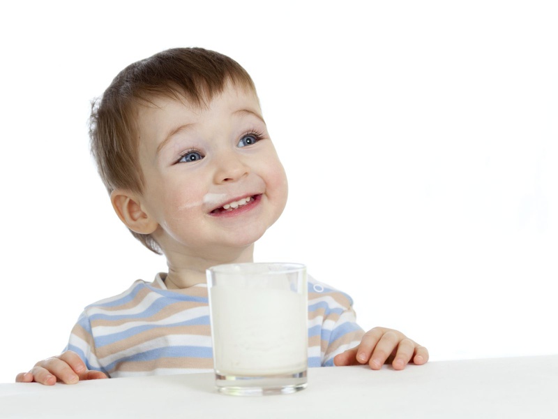 Sữa là nguồn dinh dưỡng dồi dào cho não bộ của trẻ