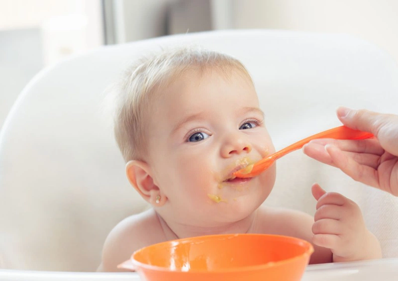 Thực đơn ngày đầu tiên ăn dặm nên cho bé ăn gì được chuyên gia khuyên2