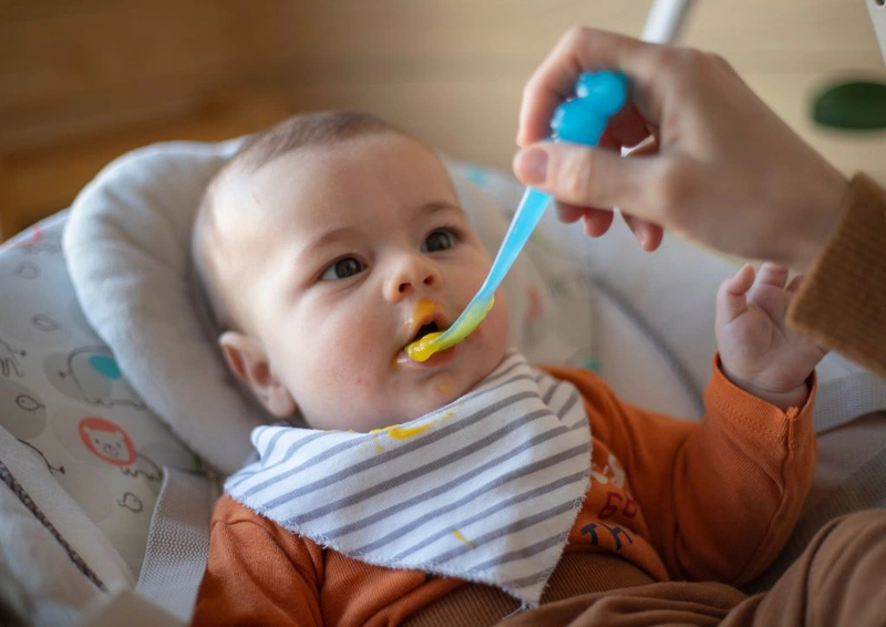 Thực đơn ngày đầu tiên ăn dặm nên cho bé ăn gì được chuyên gia khuyên3