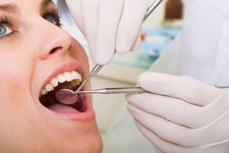 Thức khuya chảy máu chân răng là biểu hiện bệnh gì? Cách khắc phục ra sao?2
