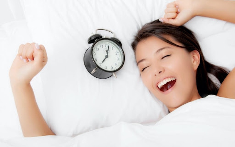 Giải đáp thắc mắc thức khuya có bị đột quỵ không?