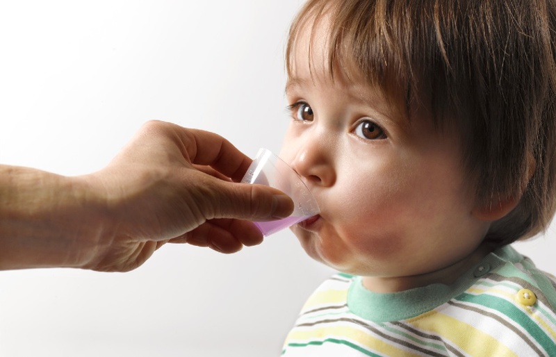 Những điều mẹ cần biết để dùng thuốc đặt hạ sốt cho bé đúng cách 3