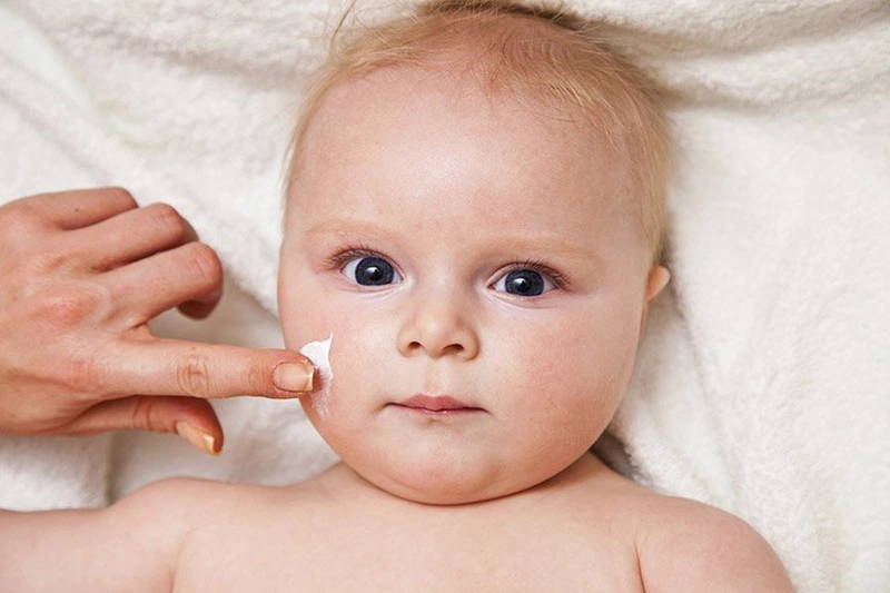 Thuốc trị lang beng ở trẻ em có tác dụng ức chế nấm men, từ đó làm giảm tổn thương trên da bé
