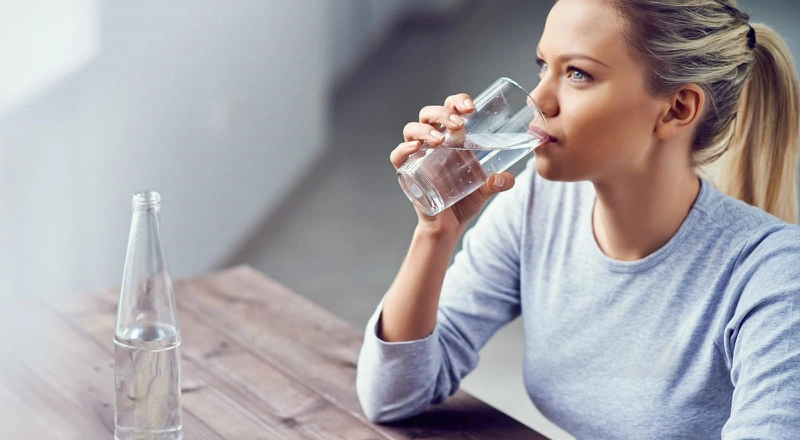 Uống đủ nước sẽ đẩy nhanh quá trình mềm môi