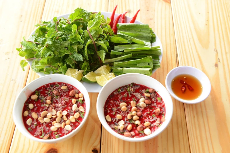 Tiết canh không bổ máu như mọi người nghĩ