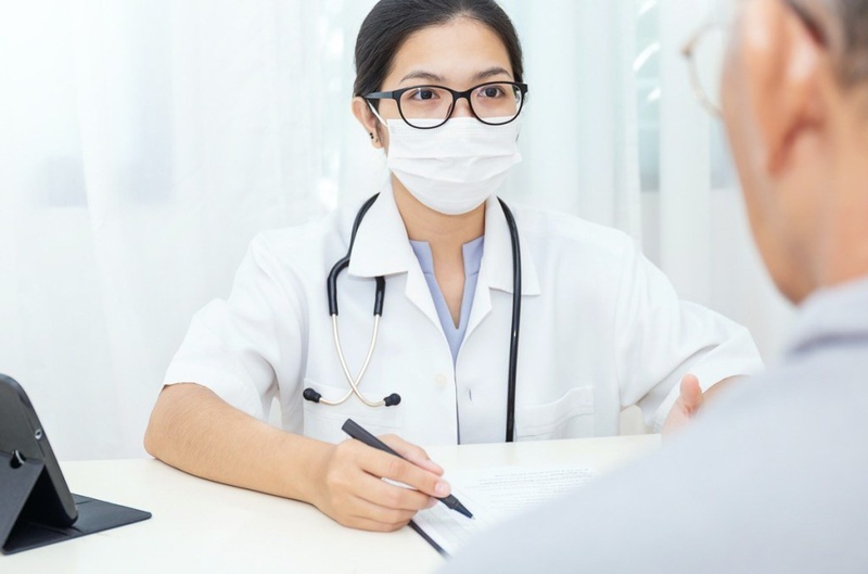 Bác sĩ chẩn đoán bệnh viêm khớp dạng thấp