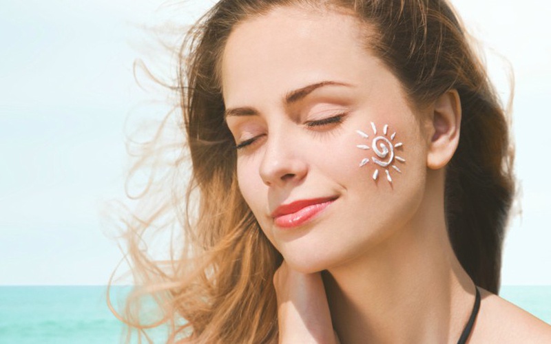 Kem chống nắng có vai trò là lớp màng bảo vệ trên da để tránh khỏi tác hại của tia UV