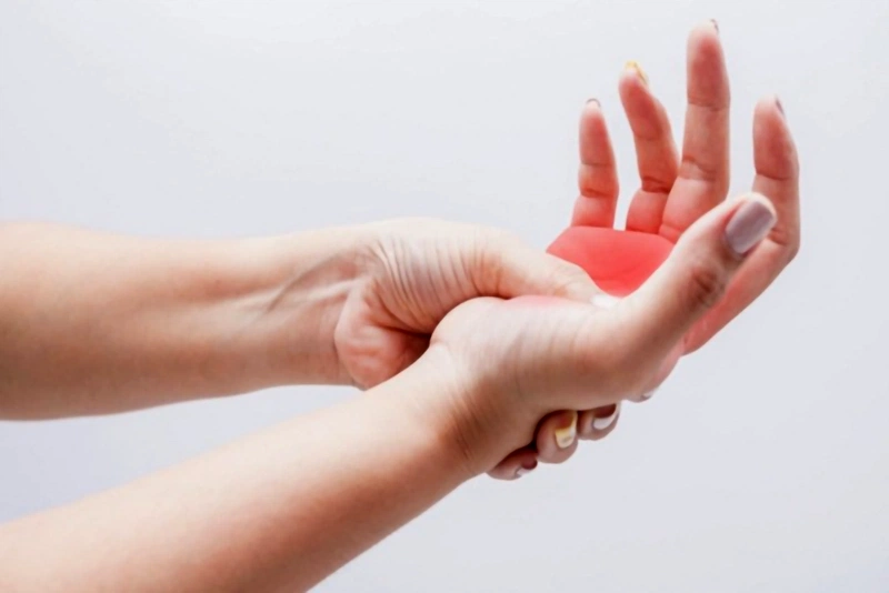 Tại sao bạn lại bị run ngón tay cái? Làm thế nào để giảm triệu chứng run ngón tay cái?