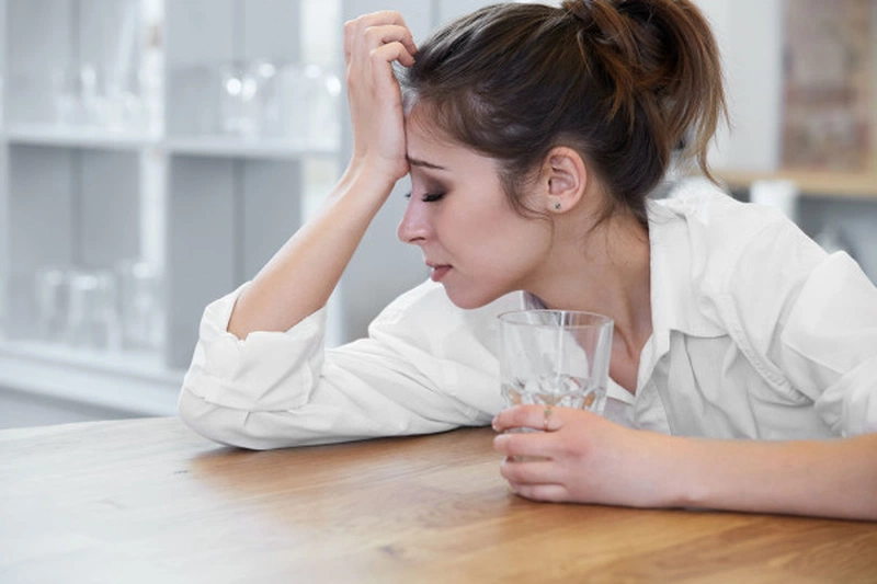 Mất nước là một trong những nguyên nhân khiến nước tiểu có mùi hôi