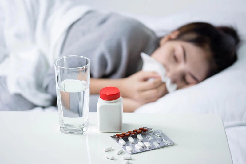 Khi sốt cao, bạn có thể dùng paracetamol dạng uống, viên sủi hay dạng viên đặt hậu môn để hạ sốt