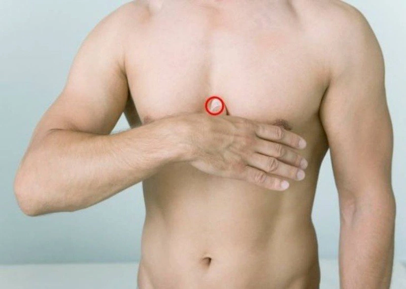 Huyệt nhũ trung nằm ở vị trí vùng ngực