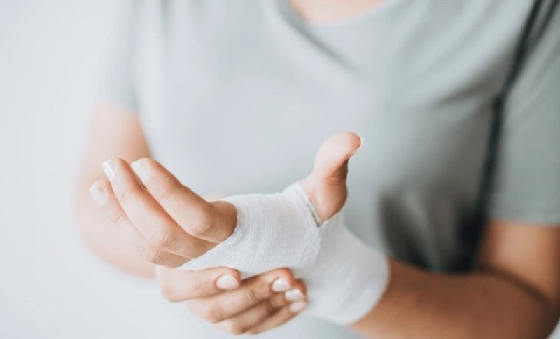 Thăm khám bác sĩ ngay khi cảm thấy cổ tay bị đau nhức
