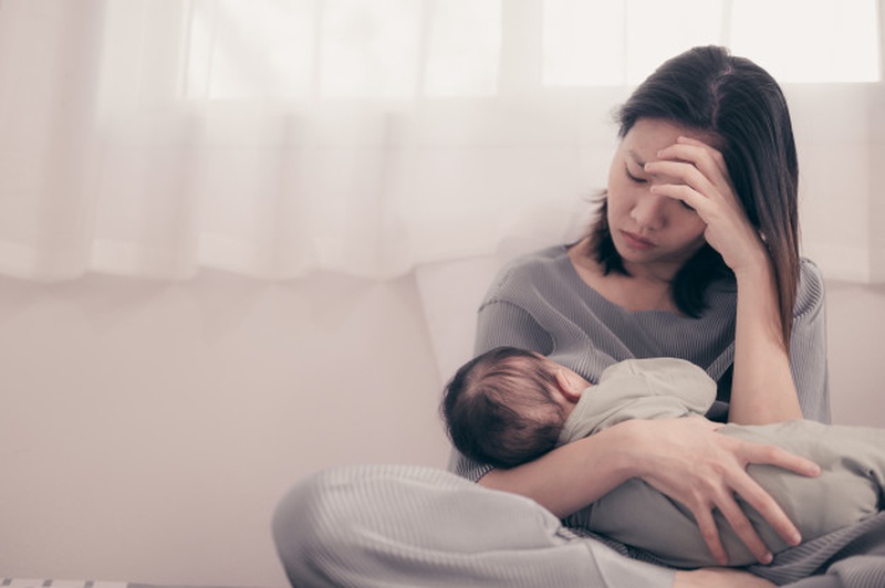 Một trong những dấu hiệu của trầm cảm sau sinh là mẹ xuất hiện suy nghĩ về việc làm hại bản thân và con.