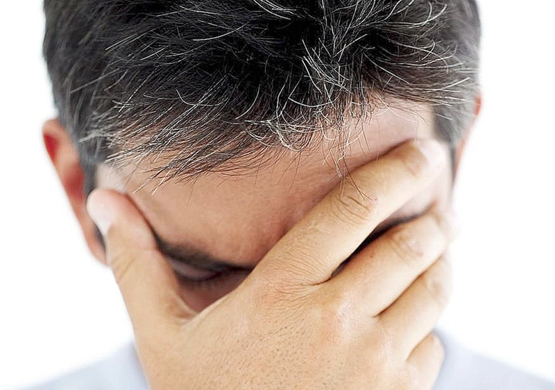 Nguyên nhân khiến tóc bạc sớm có thể do di truyền