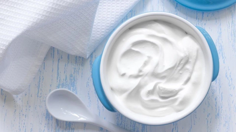 Thành phần casein có trong sữa chua Hy Lạp giúp chúng ta cảm thấy ít đói hơn vào sáng hôm sau