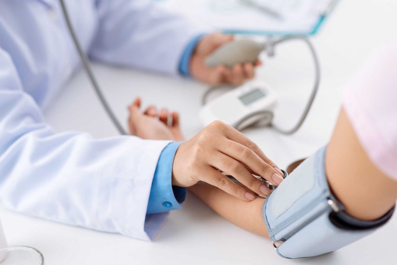 kiểm tra huyết áp thường xuyên để phòng tránh đột quỵ