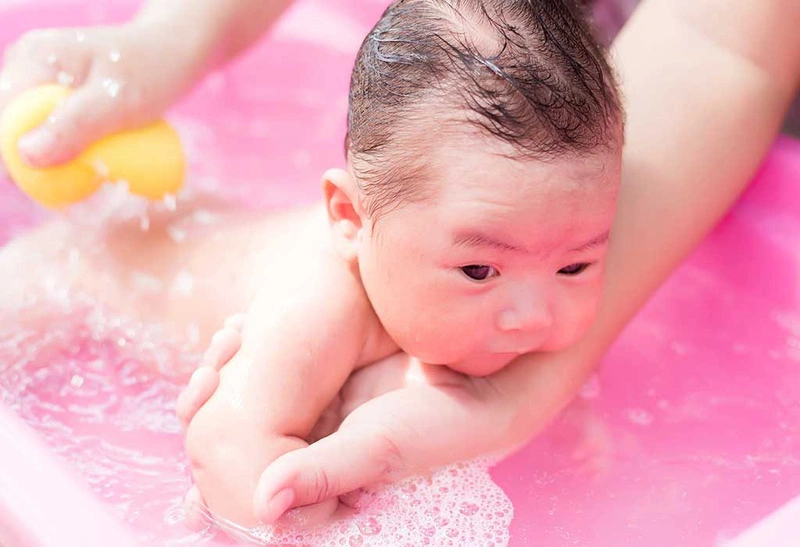 Tổng hợp các câu hỏi xoay quanh cách tắm cho trẻ sơ sinh vào mùa hè 2