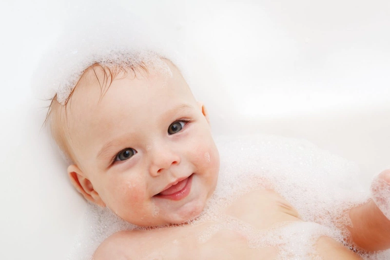 Tổng hợp các câu hỏi xoay quanh cách tắm cho trẻ sơ sinh vào mùa hè