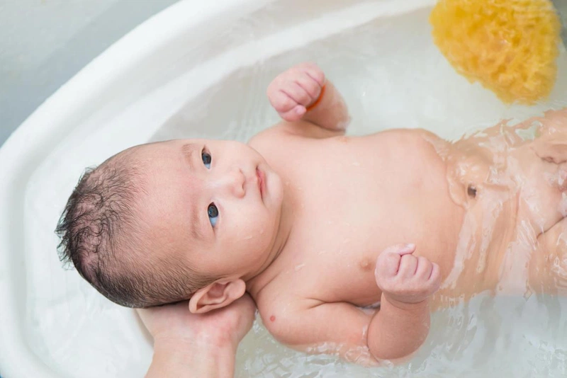 Tổng hợp các câu hỏi xoay quanh cách tắm cho trẻ sơ sinh vào mùa hè 3