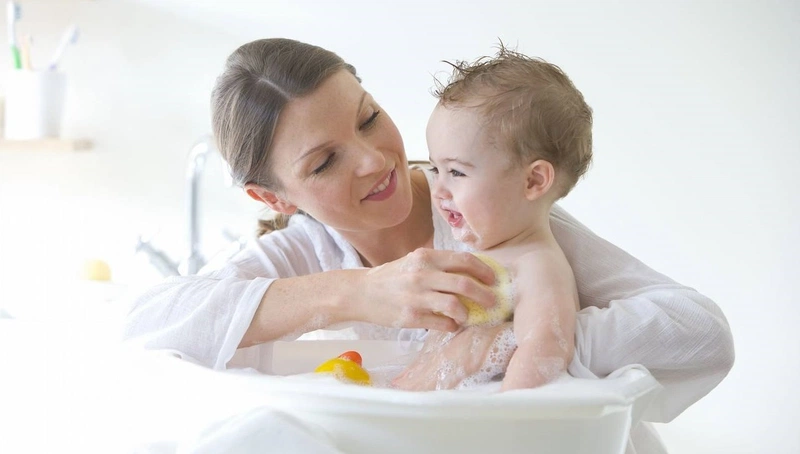 Tổng hợp các câu hỏi xoay quanh cách tắm cho trẻ sơ sinh vào mùa hè 4