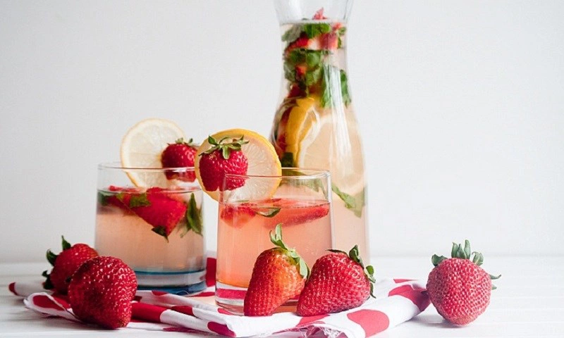 Cách làm detox táo quế dâu tây