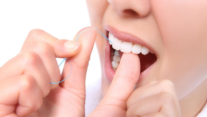 Sử dụng chỉ nha khoa thường xuyên sẽ ngăn ngừa được các vấn đề về răng nướu