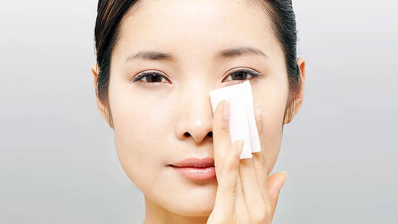 Da dầu gây cảm giác bóng nhờn, ra nhiều mồ hôi, lỗ chân lông lớn