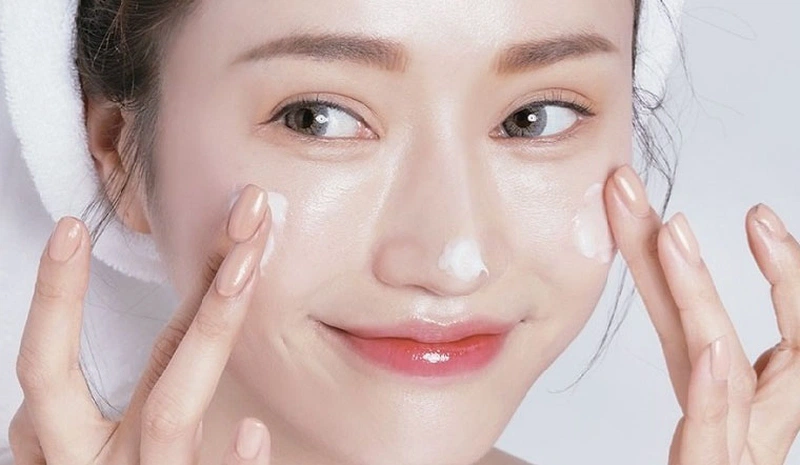 Cách chọn sữa rửa mặt cho da dầu mùa hè
