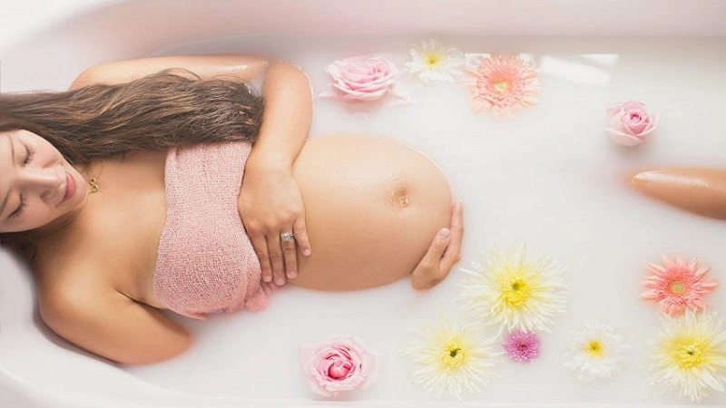 Ưu tiên các sản phẩm chứa thành phần tự nhiên như tinh dầu, dầu dừa,... có công dụng tăng cường độ ẩm, ngăn ngừa rạn nứt cho da của mẹ bầu