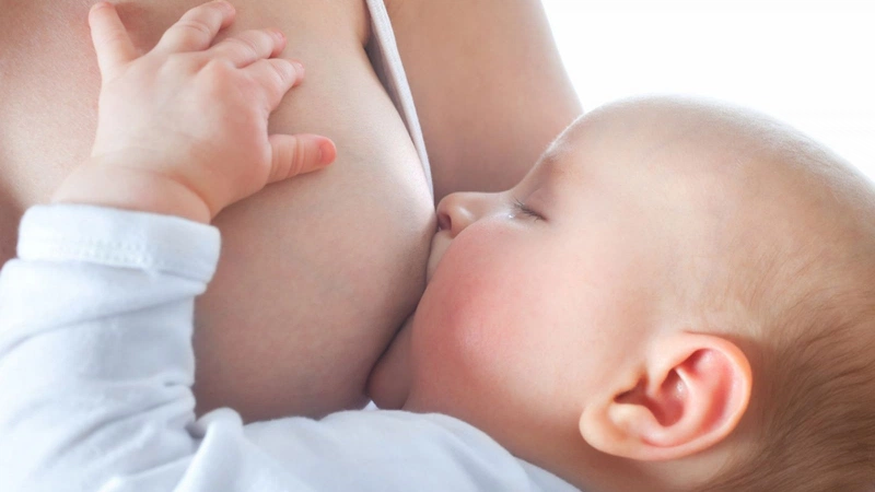 Cho bé bú mẹ thường xuyên là cách gọi sữa về khi bị mất sữa hiệu quả