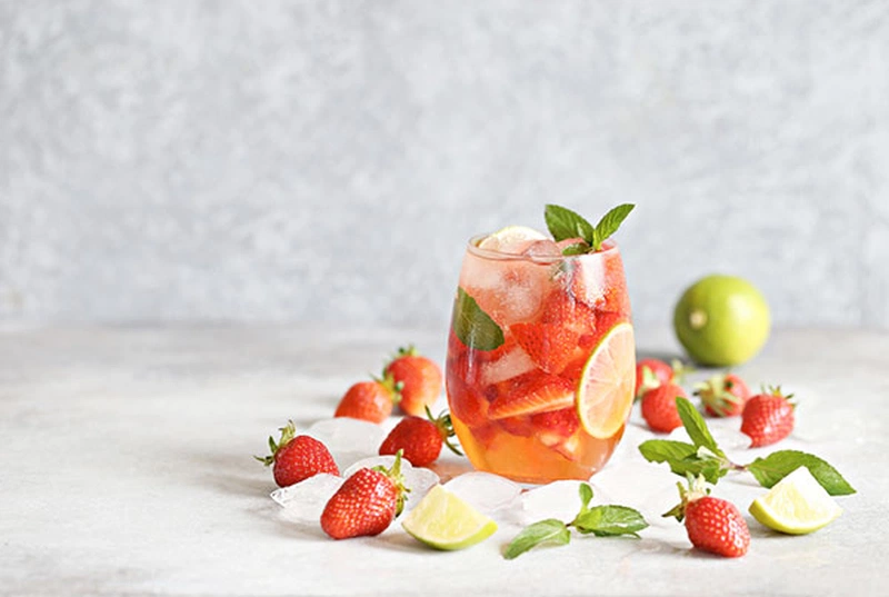 Detox chanh gừng, dâu tây và bạc hà