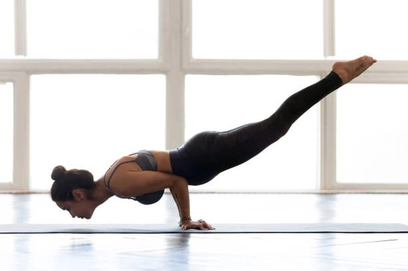 Tư thế chim công à một trong các tư thế yoga khó