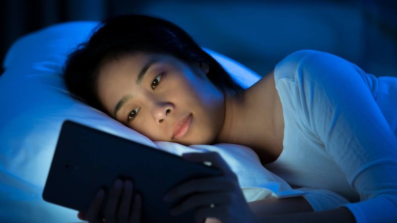tránh xa đồ điện tử trước khi ngủ