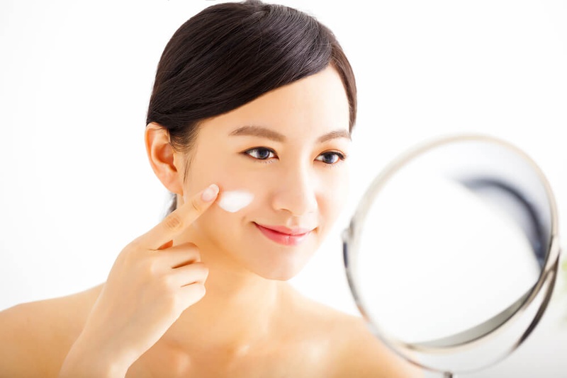 Bật mí 7 mẹo trang điểm cho người đeo kính cực hữu ích 2