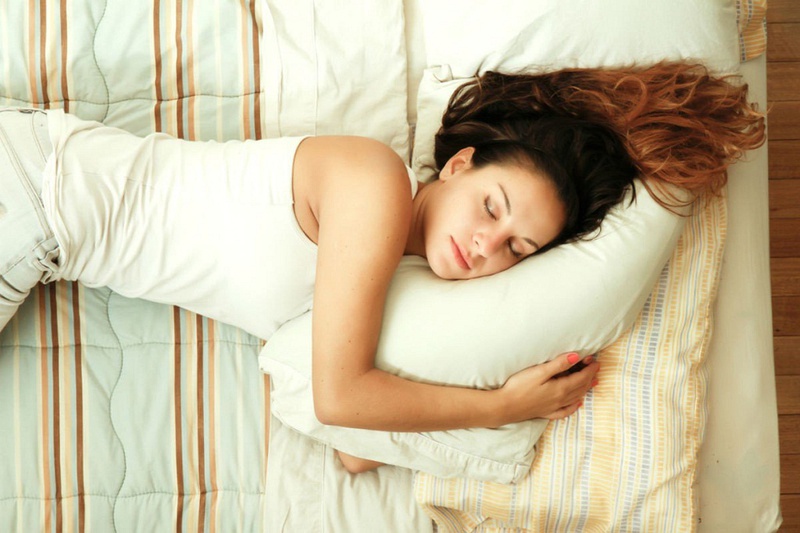 Bị trào ngược dạ dày nằm nghiêng trái hay phải tốt hơn 2