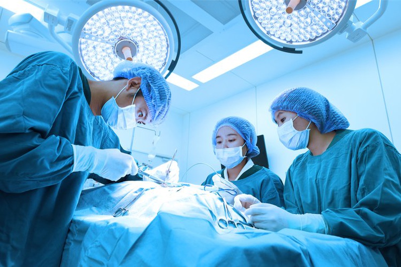 Phẫu thuật là một trong những phương pháp điều trị trật khớp vai đòn