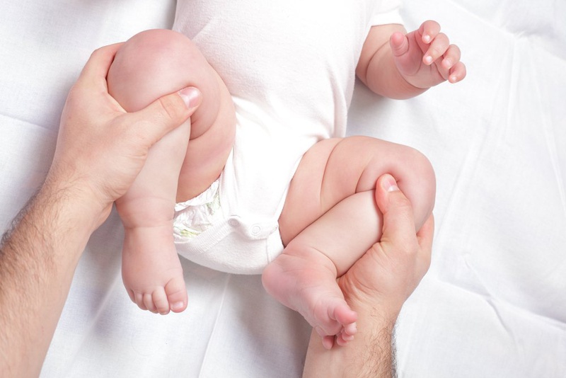 Bàn chân của trẻ đổ ra ngoài khi trẻ nằm thẳng chân là một trong những dấu hiệu trật khớp háng bẩm sinh