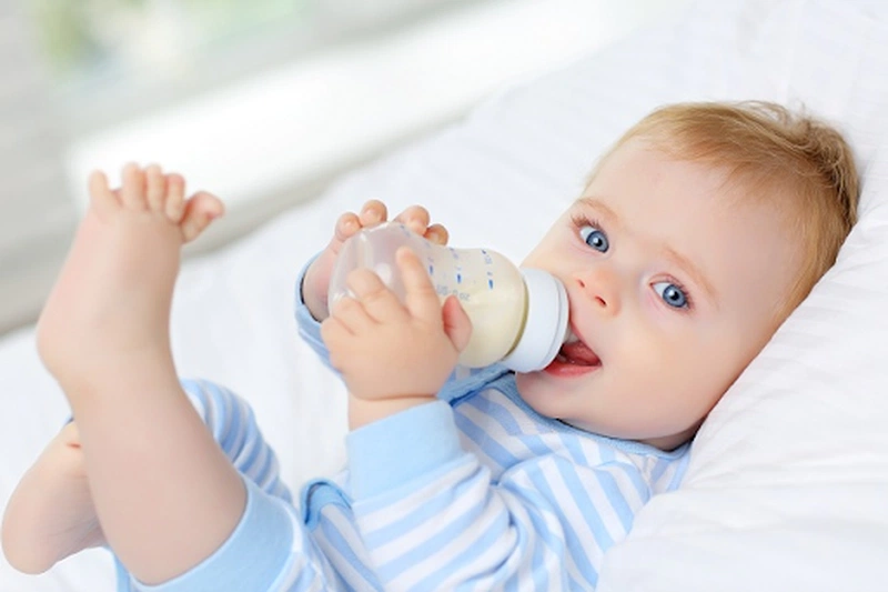 Trẻ 1 tuổi uống bao nhiêu sữa mỗi ngày