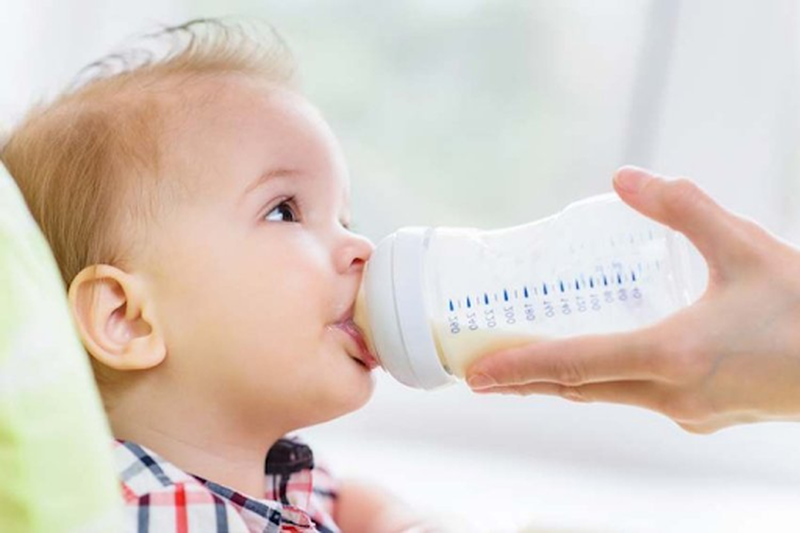 Trẻ 1 tuổi uống bao nhiêu sữa mỗi ngày