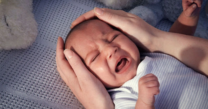 Trẻ 2 tuổi hay khóc đêm do nhiều nguyên nhân khác nhau