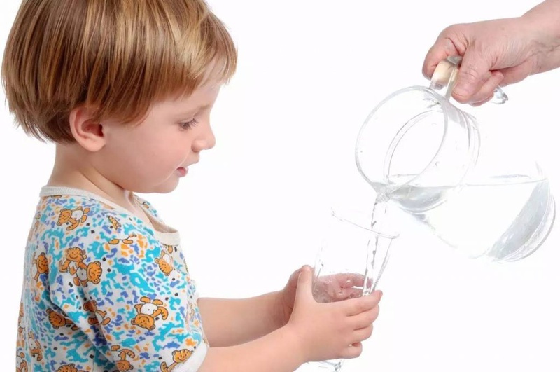 Trẻ bị sốt cao liên tục phải làm sao để hạ sốt cho bé?