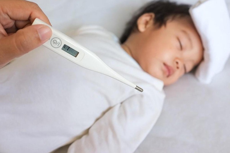 Trẻ bị sốt có nên tắm không? 1