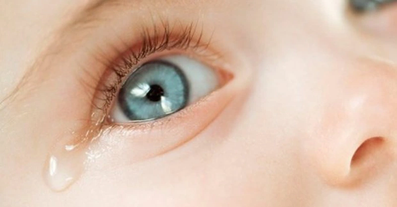 Trẻ bị tắc tuyến lệ có tự khỏi không?