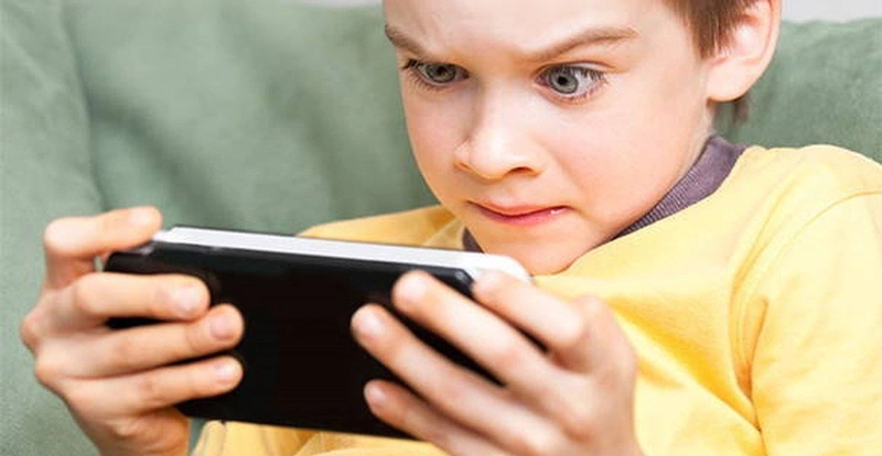 Trẻ có thể gặp hội chứng nguy hiểm này nếu nghiện smartphone 1