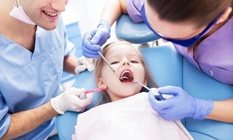 Trẻ em có trồng răng implant được không? Những lưu ý khi trẻ bị mất răng