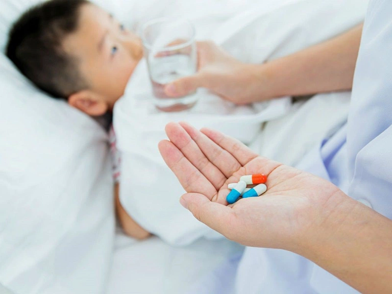 Bé uống thuốc quá liều phải làm sao