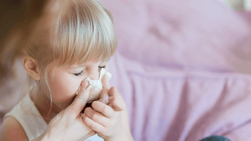 Trẻ ho có đờm sổ mũi không sốt là dấu hiệu của bệnh gì? Có nguy hiểm không? - Nhà thuốc FPT Long Châu