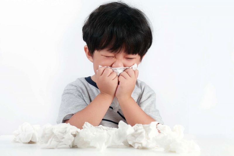 Trẻ ho có đờm sổ mũi, sốt là bệnh gì? Có nên uống thuốc không?  2