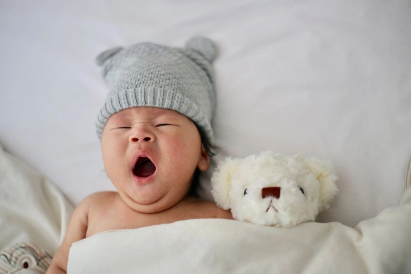 Ngoài quan tâm trẻ nên ngủ lúc mấy giờ để tăng chiều cao thì mẹ cũng nên chọn cho bé tư thế ngủ tốt nhất